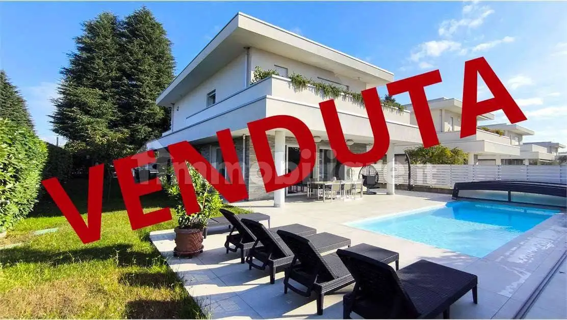 Villa in vendita a Fenegrò