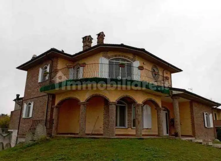 Villa in asta a Sommo