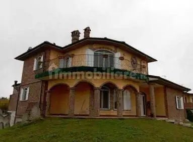 Villa in asta a Sommo
