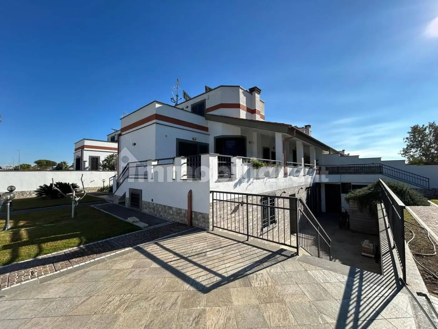 Villa plurifamiliare in vendita a Roma