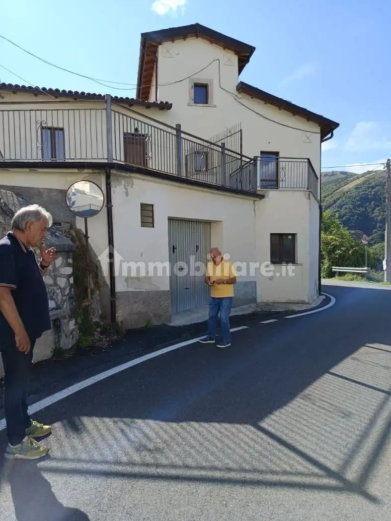 Palazzo - Edificio in vendita a Lucoli