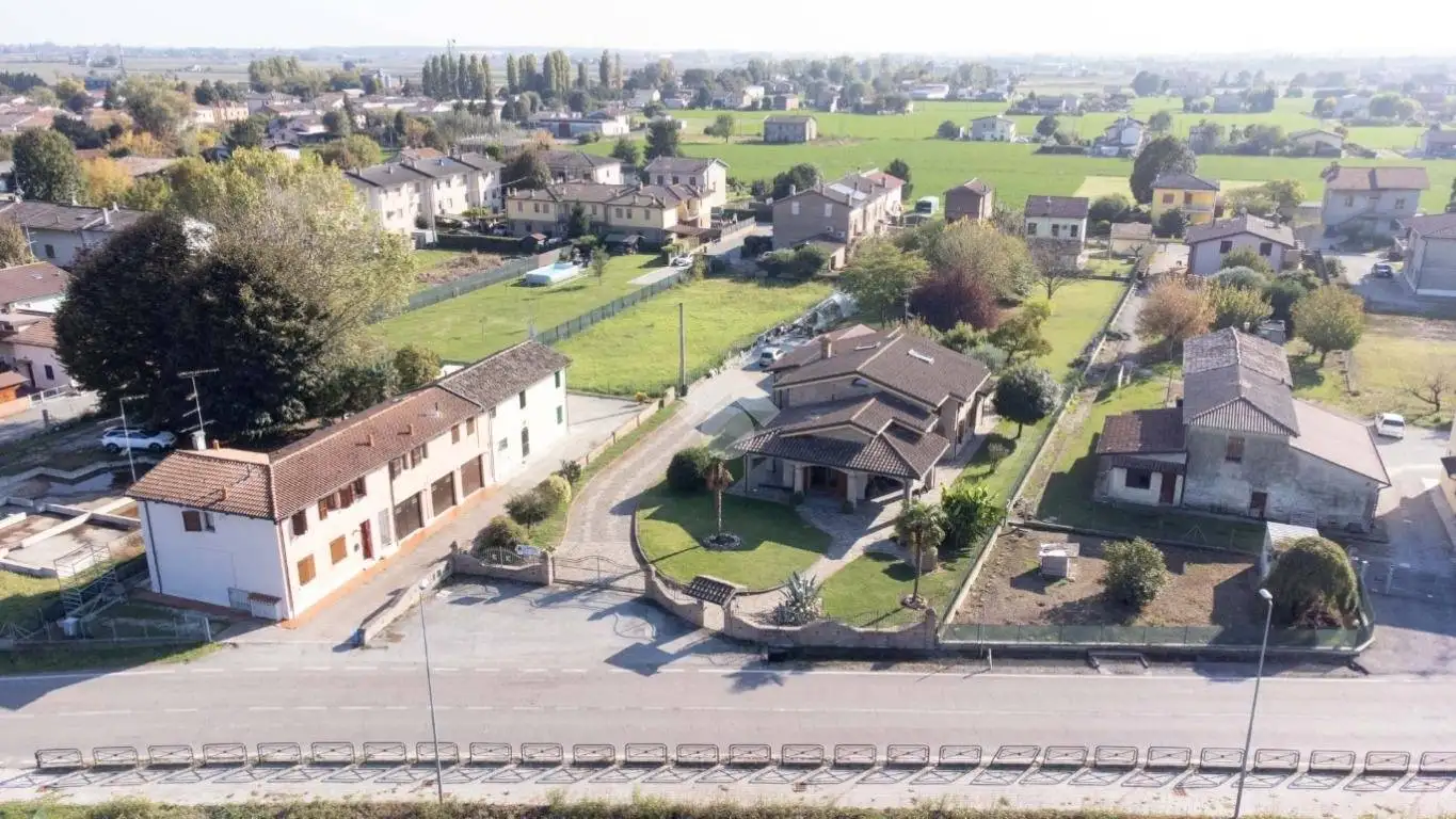 Villa in vendita a Cento