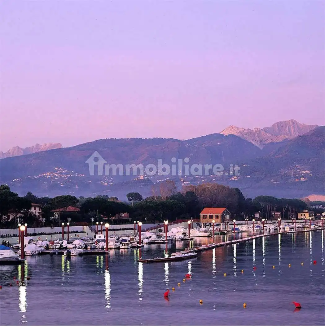 Appartamento in vendita a Montignoso