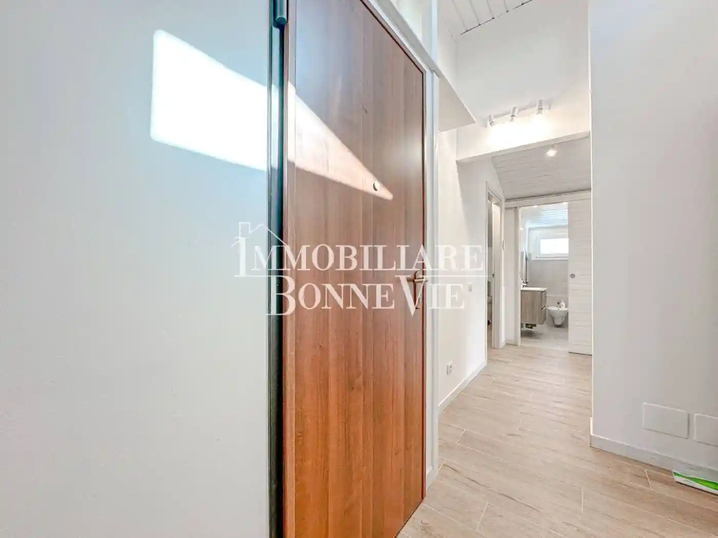 Trilocale via Carlo Bernasconi 30, Brughiere, Uggiate con Ronago - foto 2