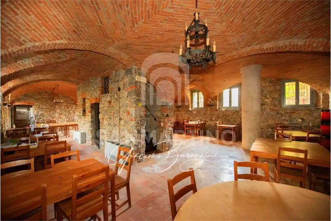 Palazzo - Edificio in vendita a Cocquio-Trevisago