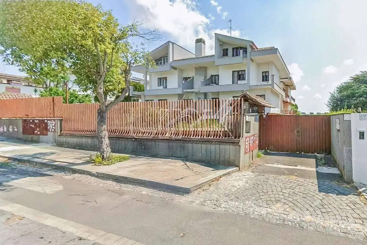 Villa plurifamiliare in vendita a Roma