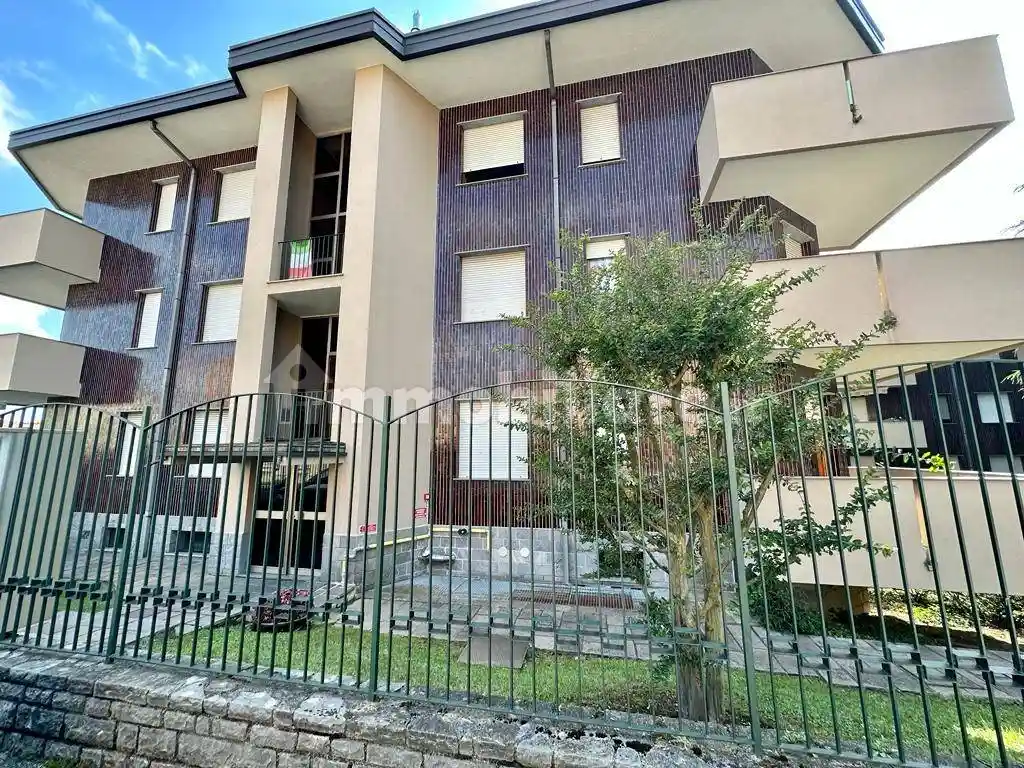 Trilocale via Tibullo 2, Centro, Carate Brianza - foto 2