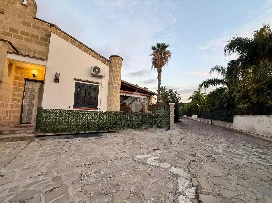 Villa in vendita a Campofelice di Roccella