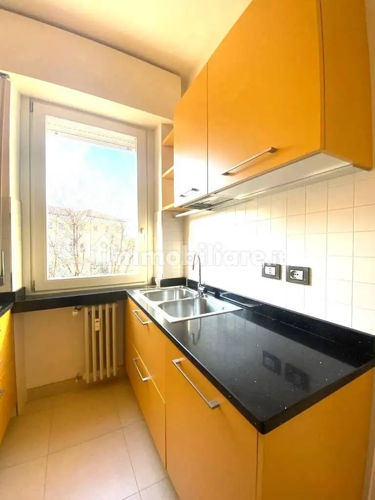 Quadrilocale piazza Luigi Einaudi 11, Desenzano Centro, Desenzano del Garda - foto 2