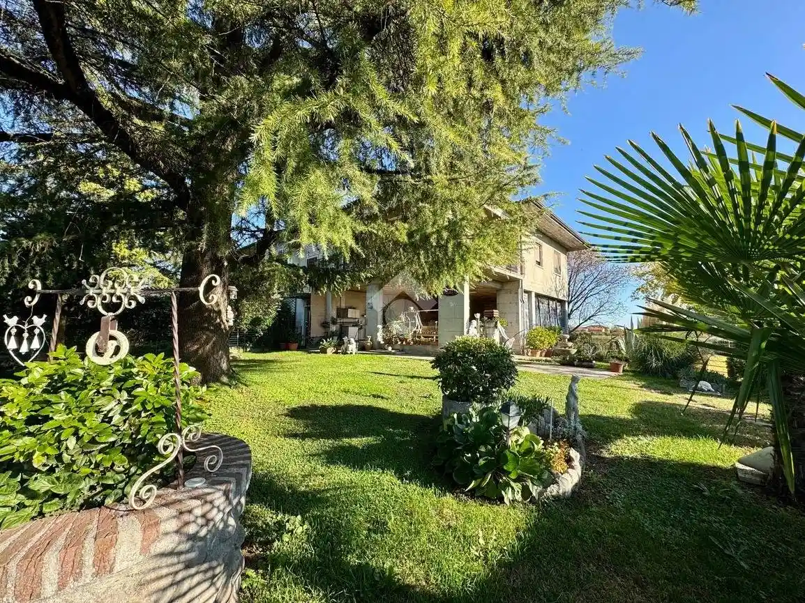 Casa indipendente in vendita a Sommacampagna