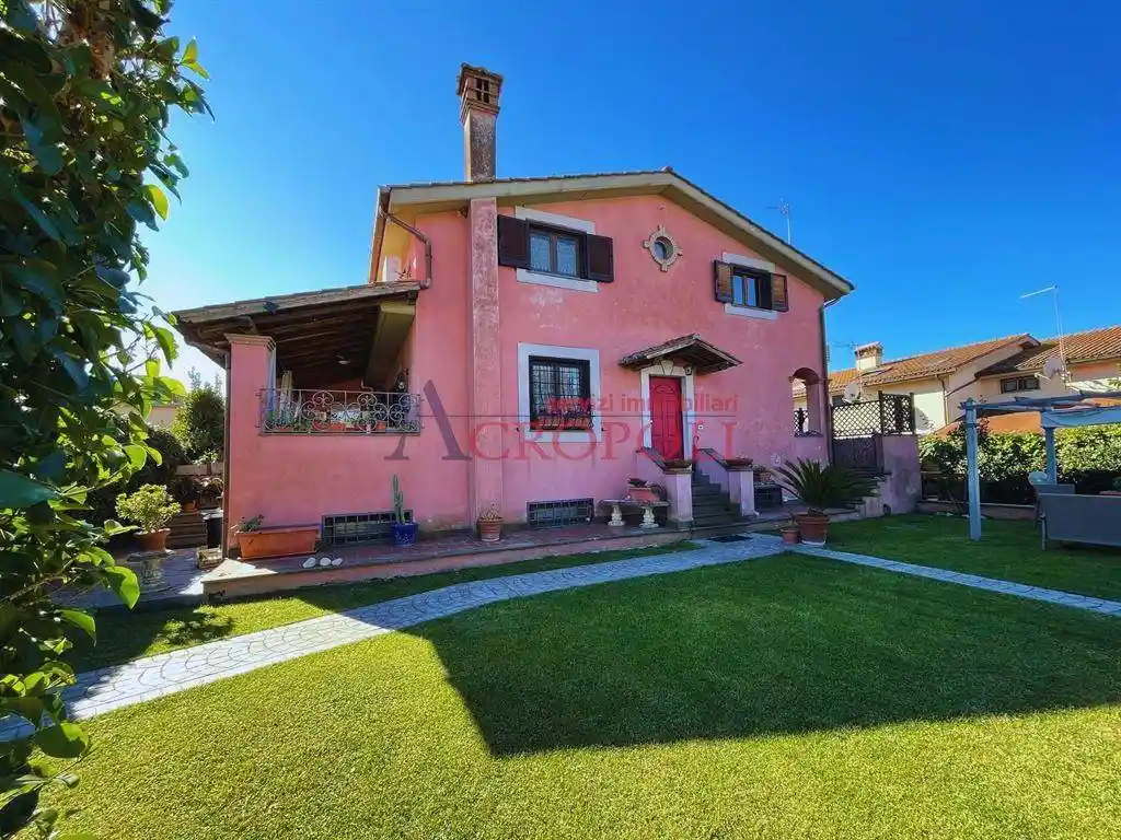 Villa in vendita a Anguillara Sabazia