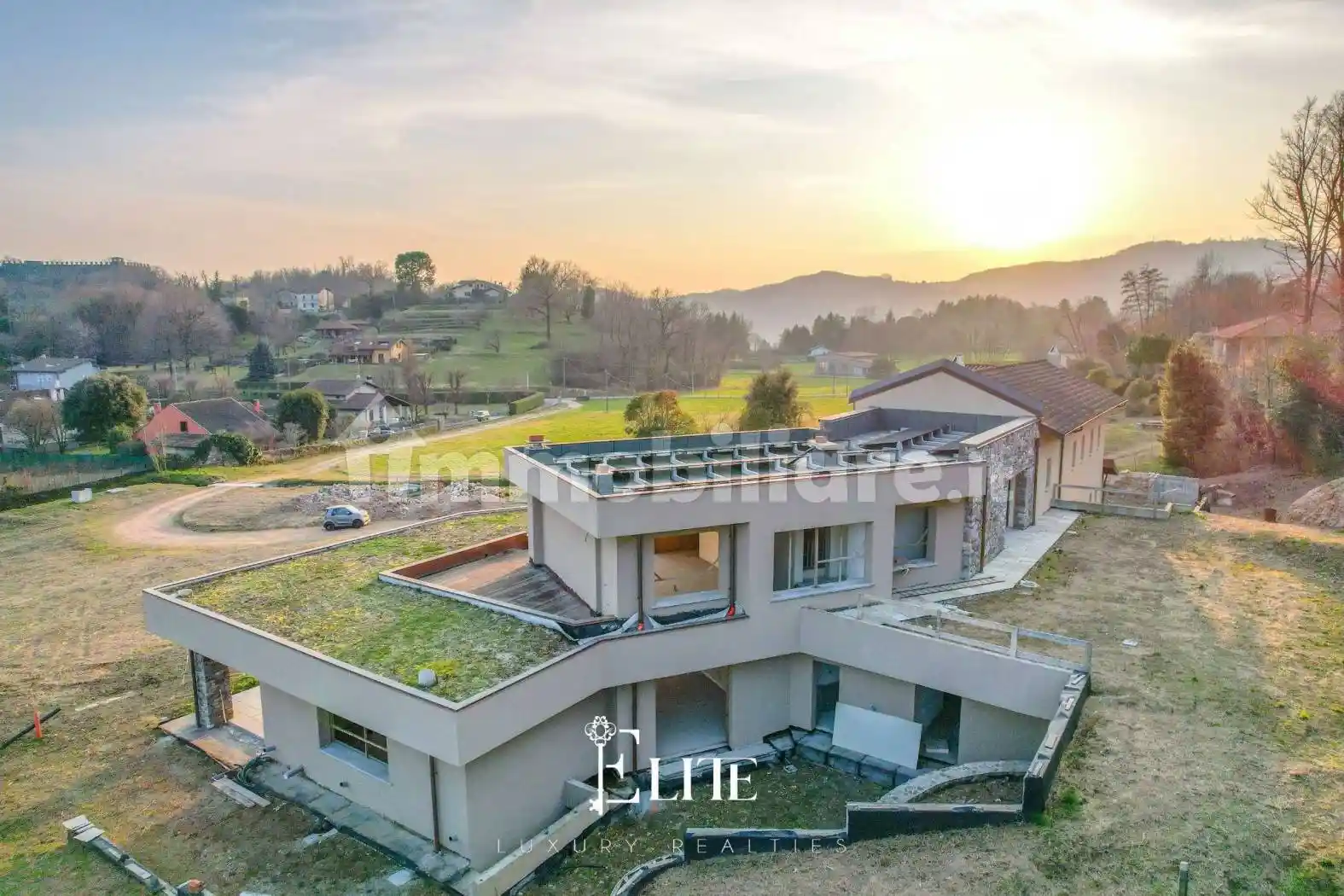 Villa in vendita a Angera