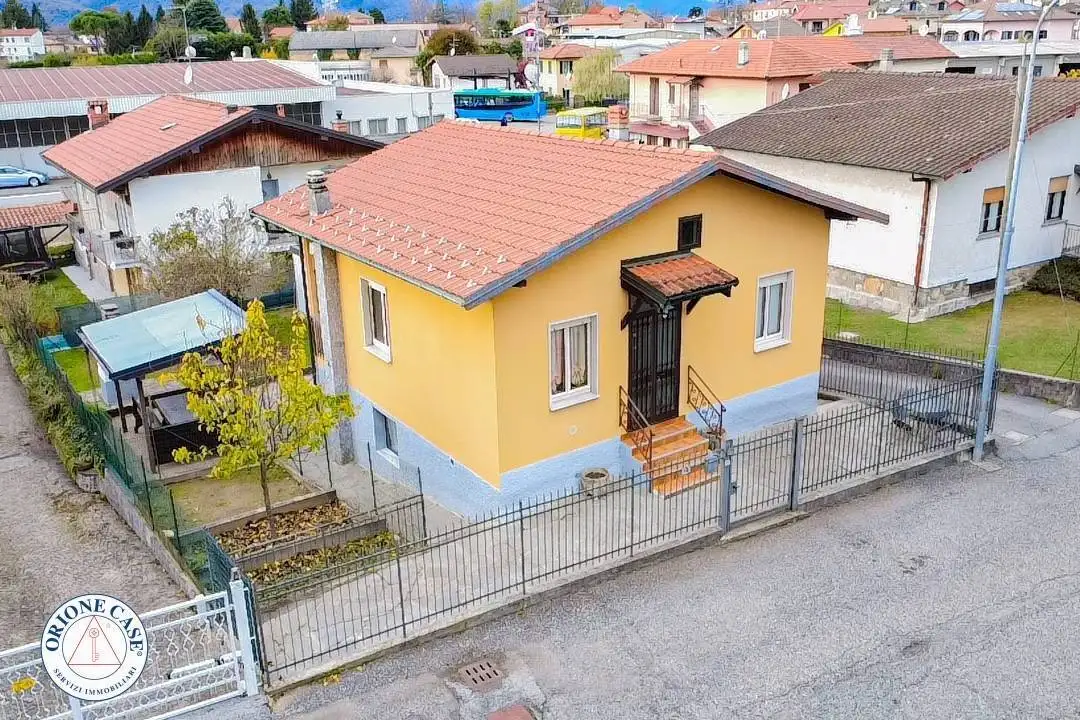 Casa indipendente in vendita a Cunardo