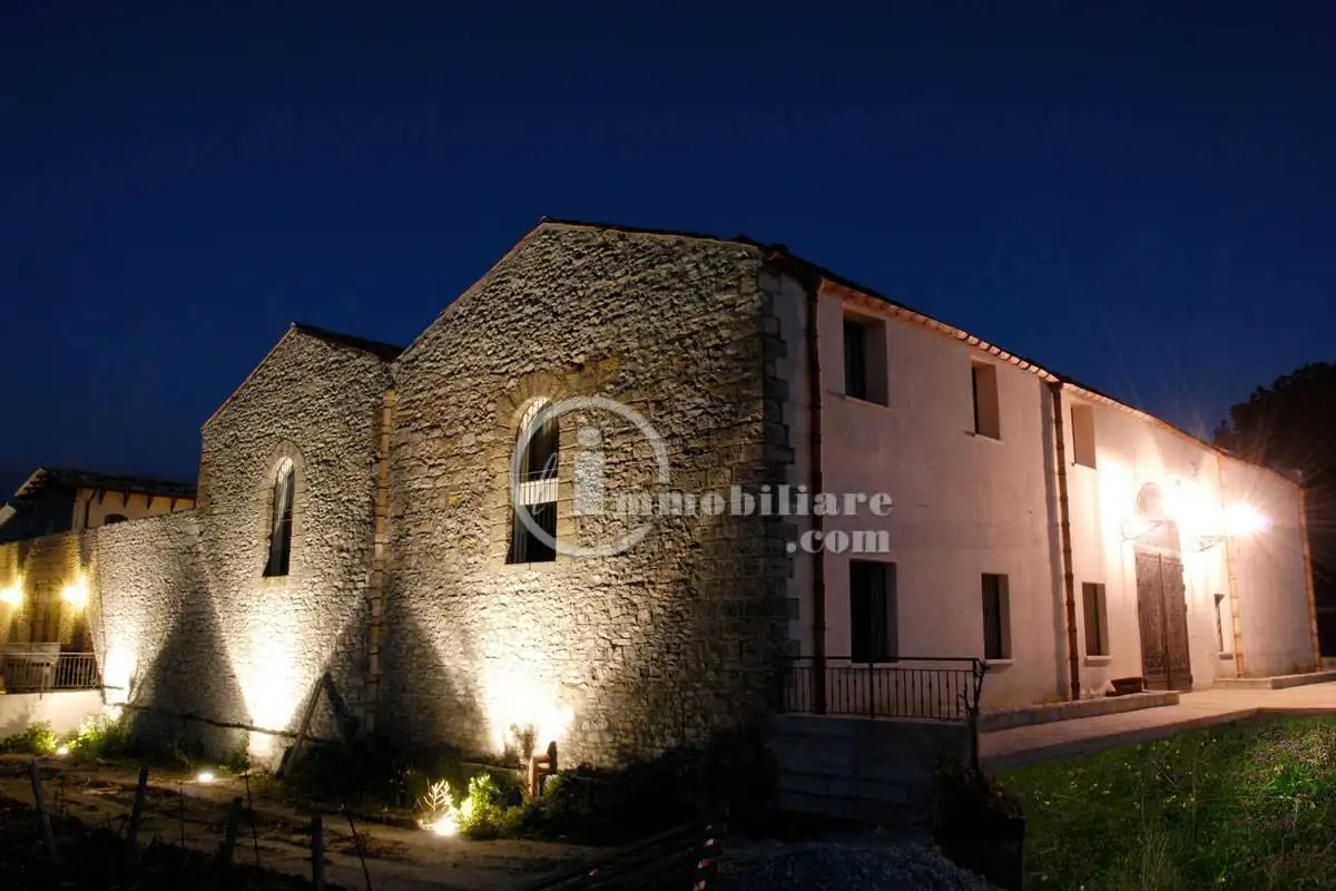 Palazzo - Edificio in vendita a Calatafimi-Segesta