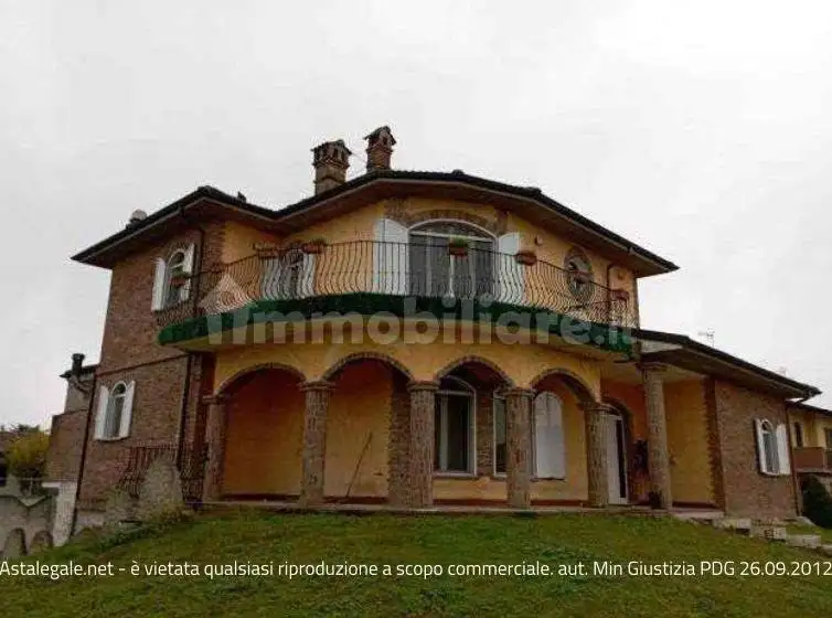 Villa in asta a Sommo