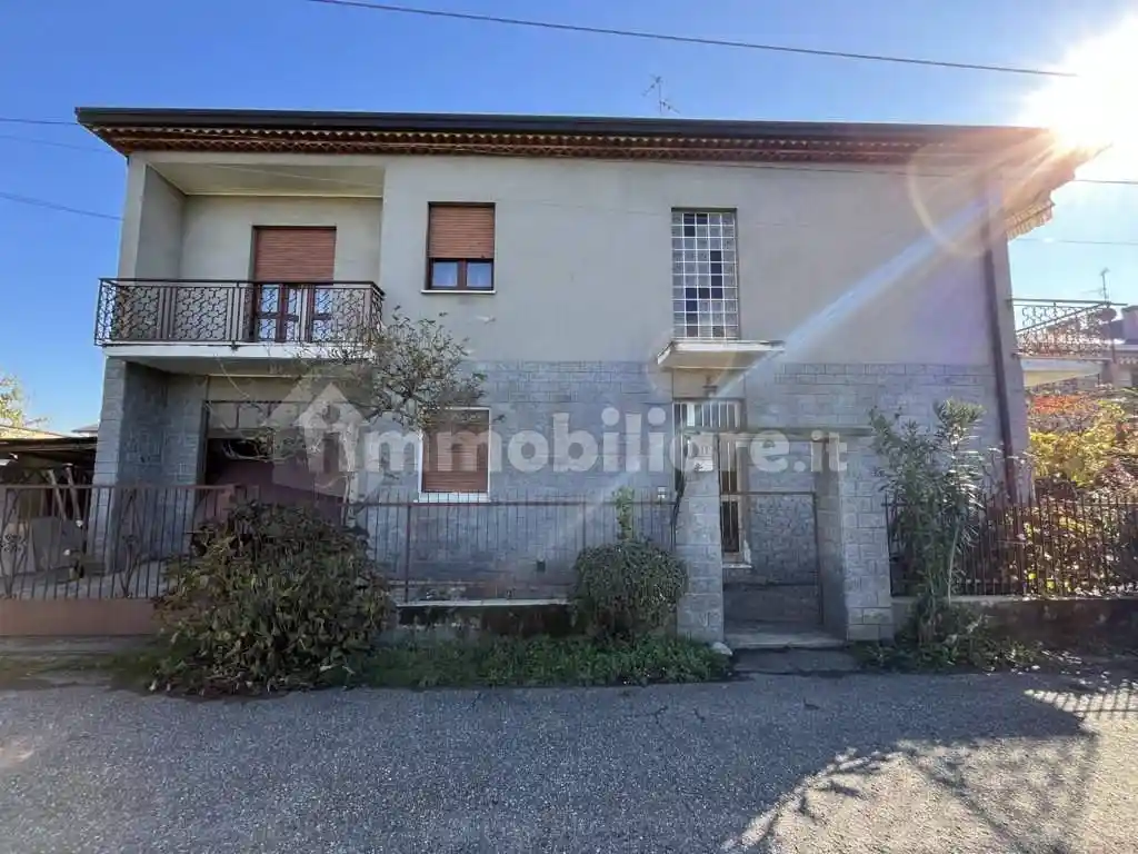 Villa in vendita a Cardano al Campo