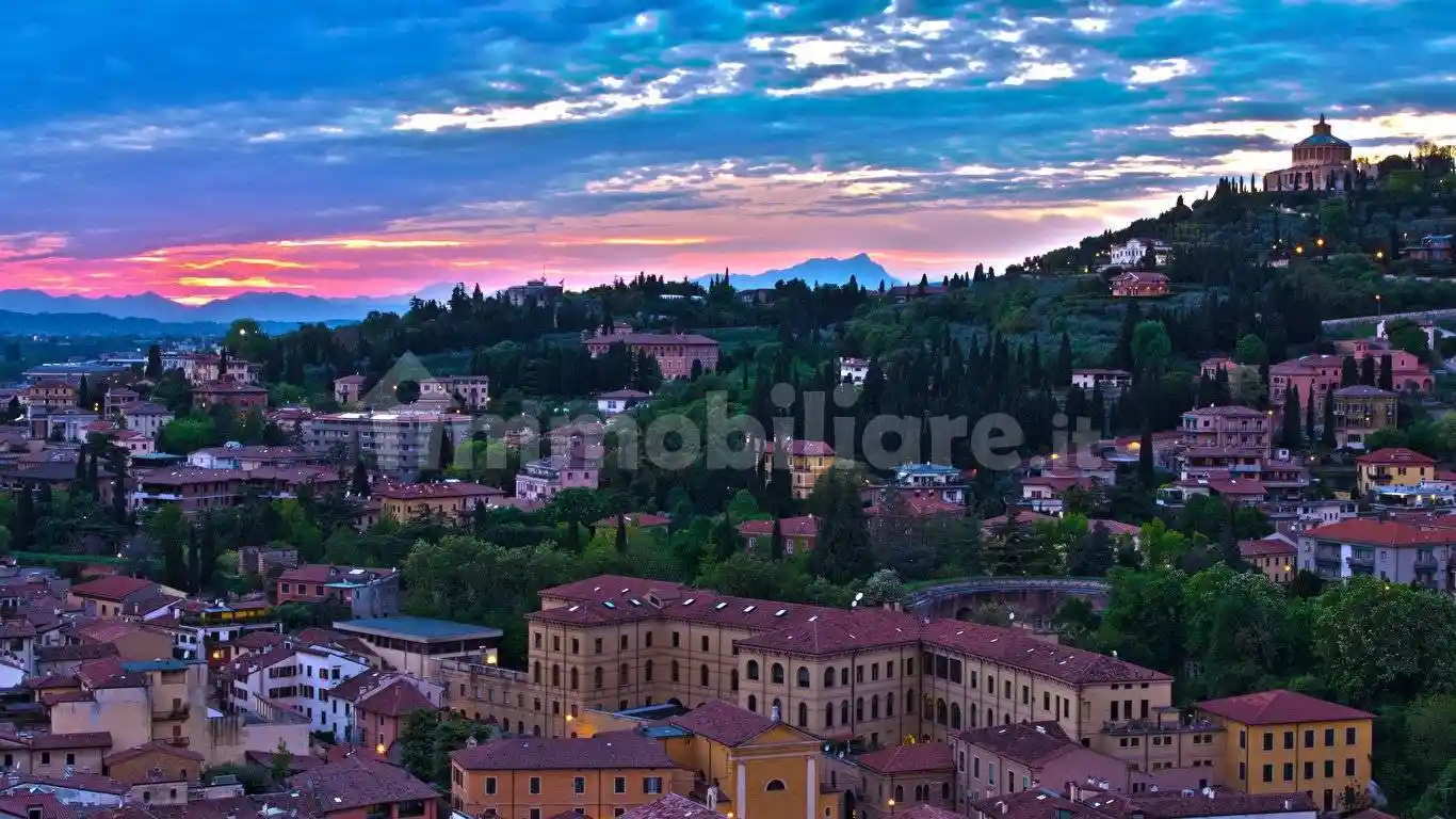 Casa indipendente in vendita a Verona