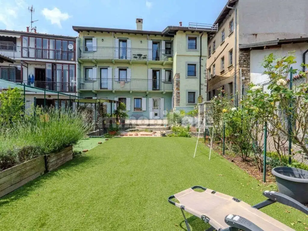 Casa indipendente in vendita a Nebbiuno