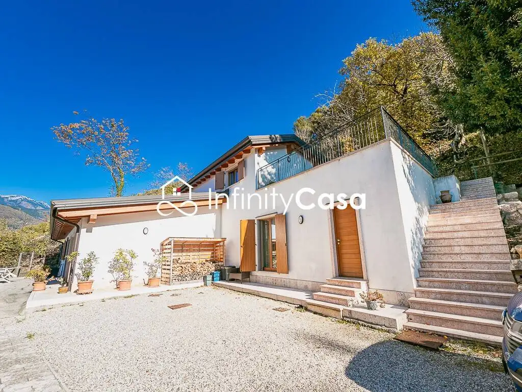 Villa in vendita a Caprino Veronese