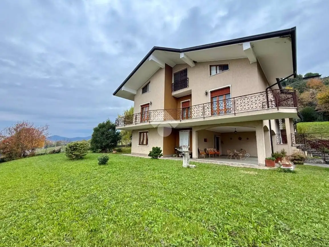 Villa in vendita a Carobbio degli Angeli