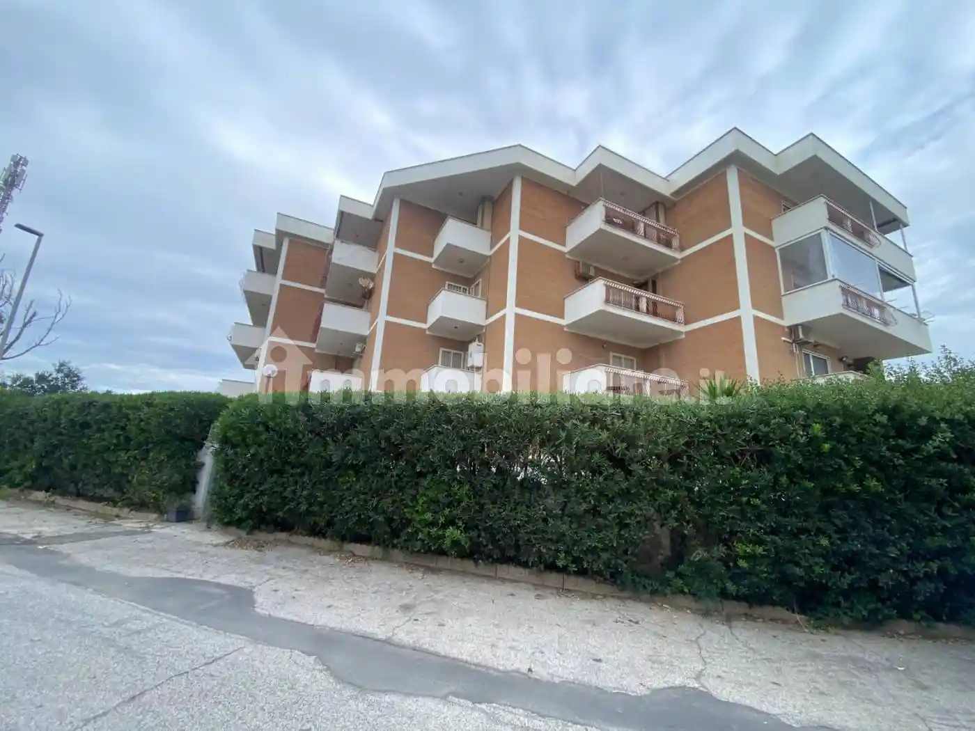 Palazzo - Edificio in vendita a Pomezia