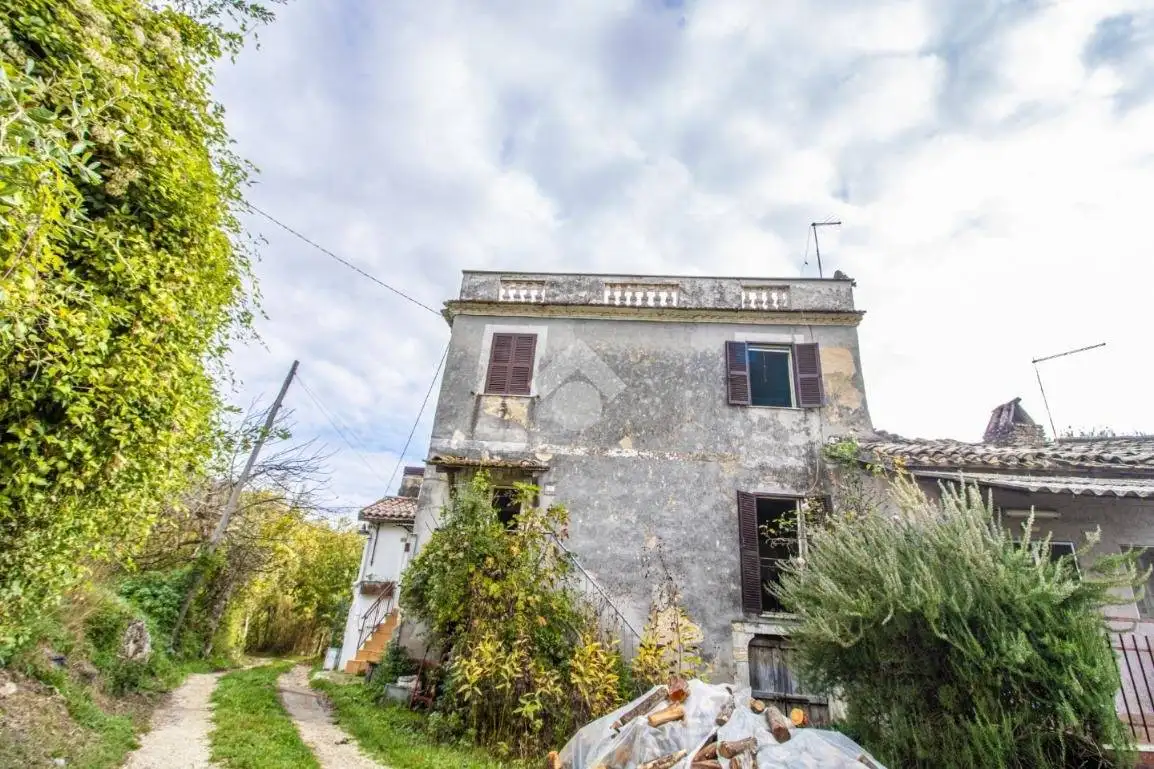 Casa indipendente in vendita a Vacone
