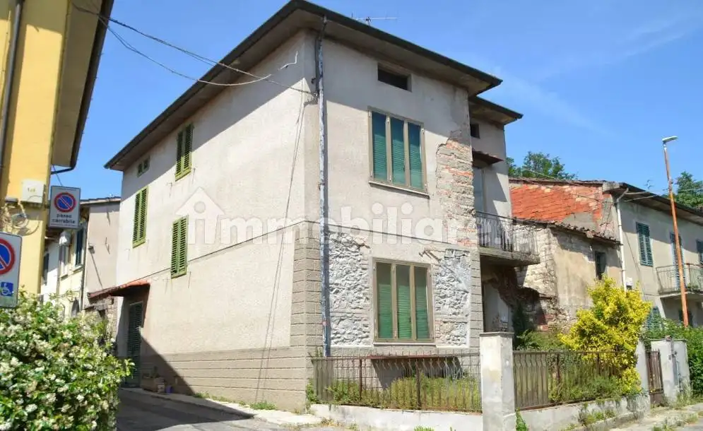 Casa indipendente in asta a Prato