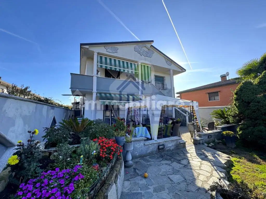 Villa in vendita a Inverno e Monteleone