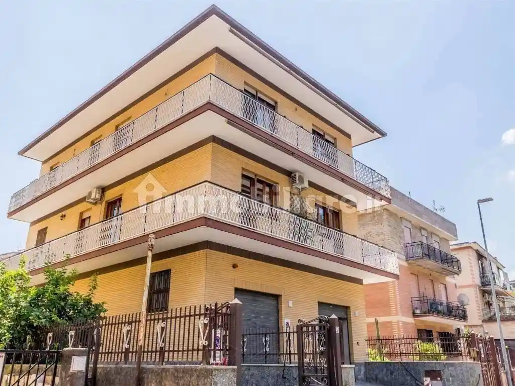 Palazzo - Edificio in vendita a Roma