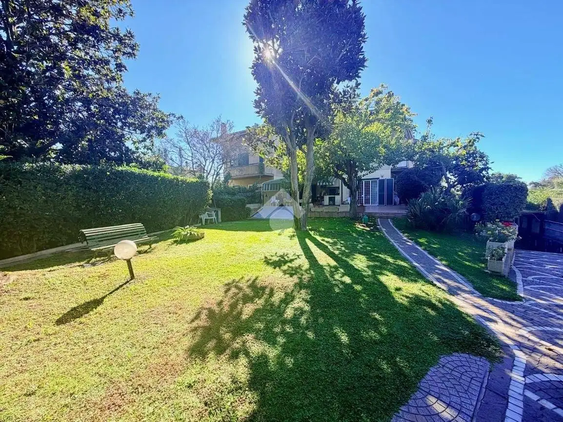 Villa plurifamiliare in vendita a Roma