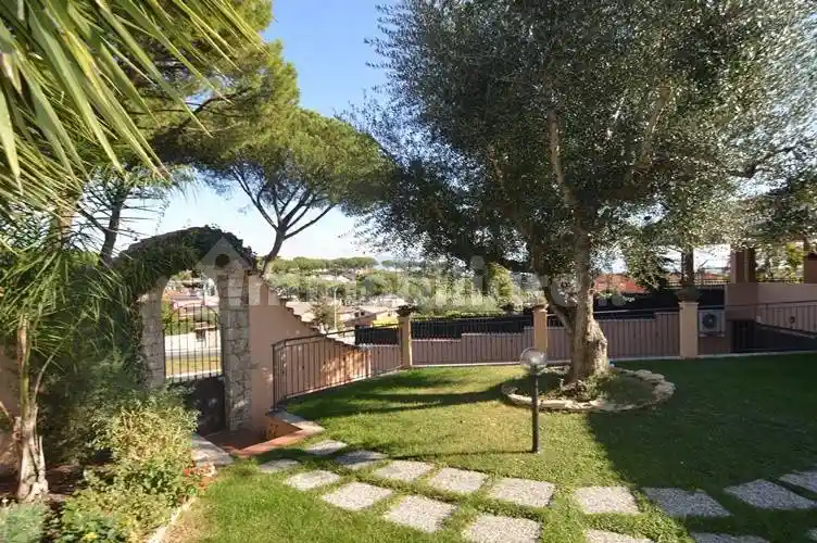 Villa bifamiliare via Delle Montagne Rocciose , 40, Colleverde, Guidonia Montecelio - foto 4