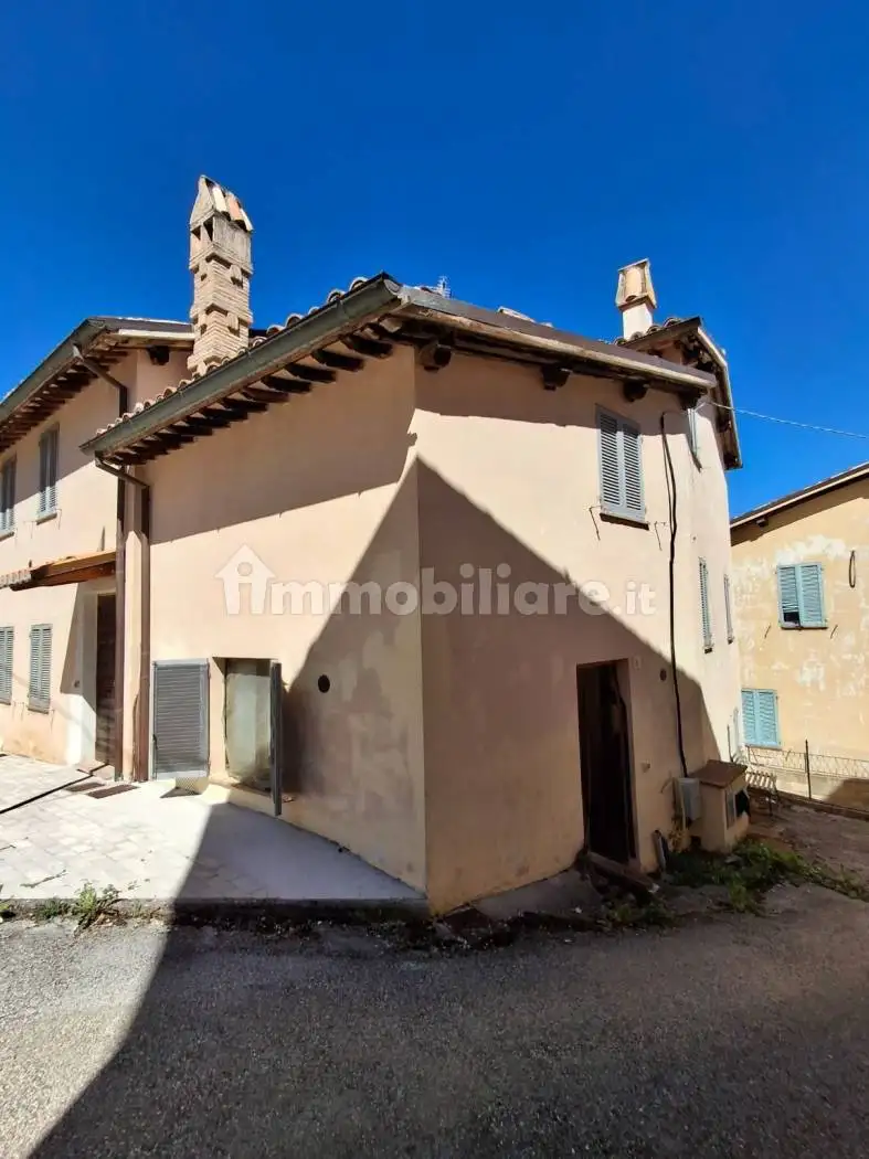 Casa indipendente in vendita a Foligno