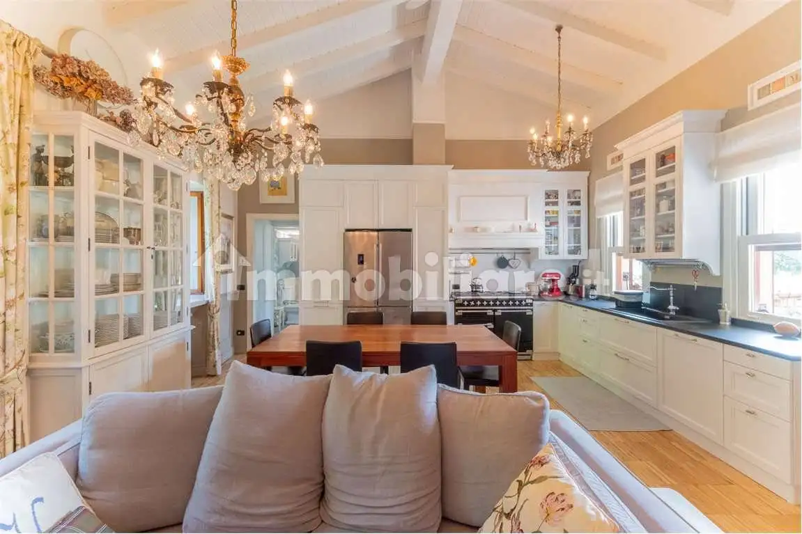 Villa in affitto a Sesto Calende