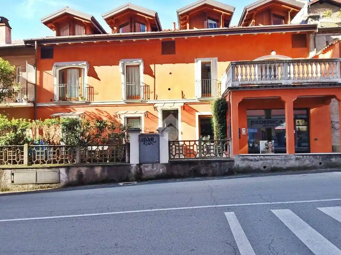 Appartamento in vendita a Angera