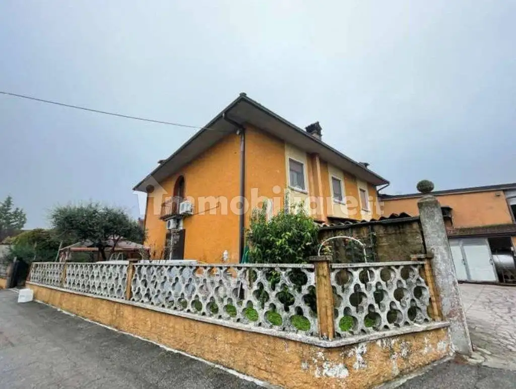 Villa in asta a Casalromano