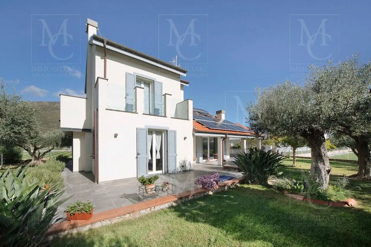 Villa in vendita a Cisano sul Neva