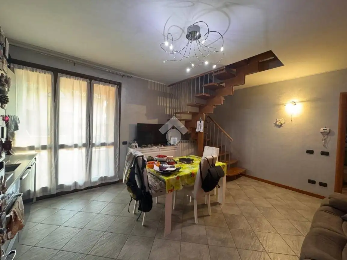 Trilocale via Martiri di Cefalonia 93, Comun Nuovo - foto 3