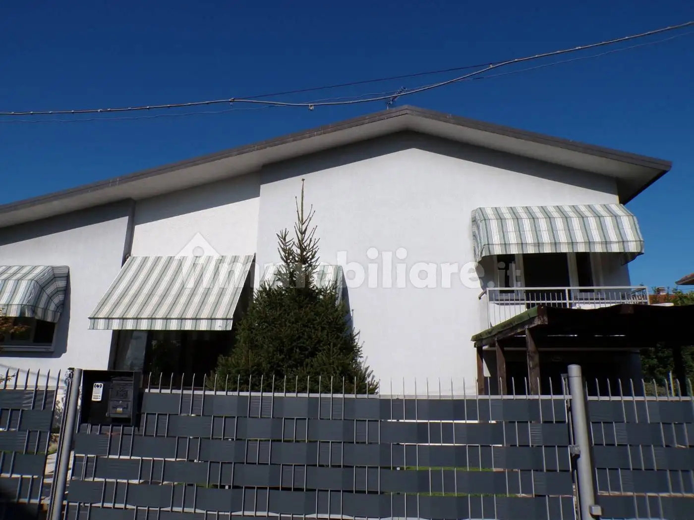 Villa in vendita a Ferno