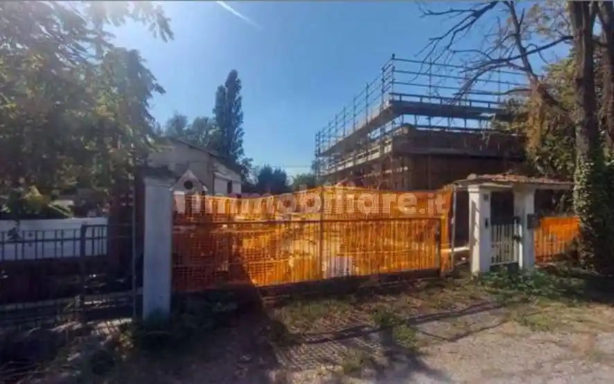 Palazzo - Stabile in vendita a Carpi