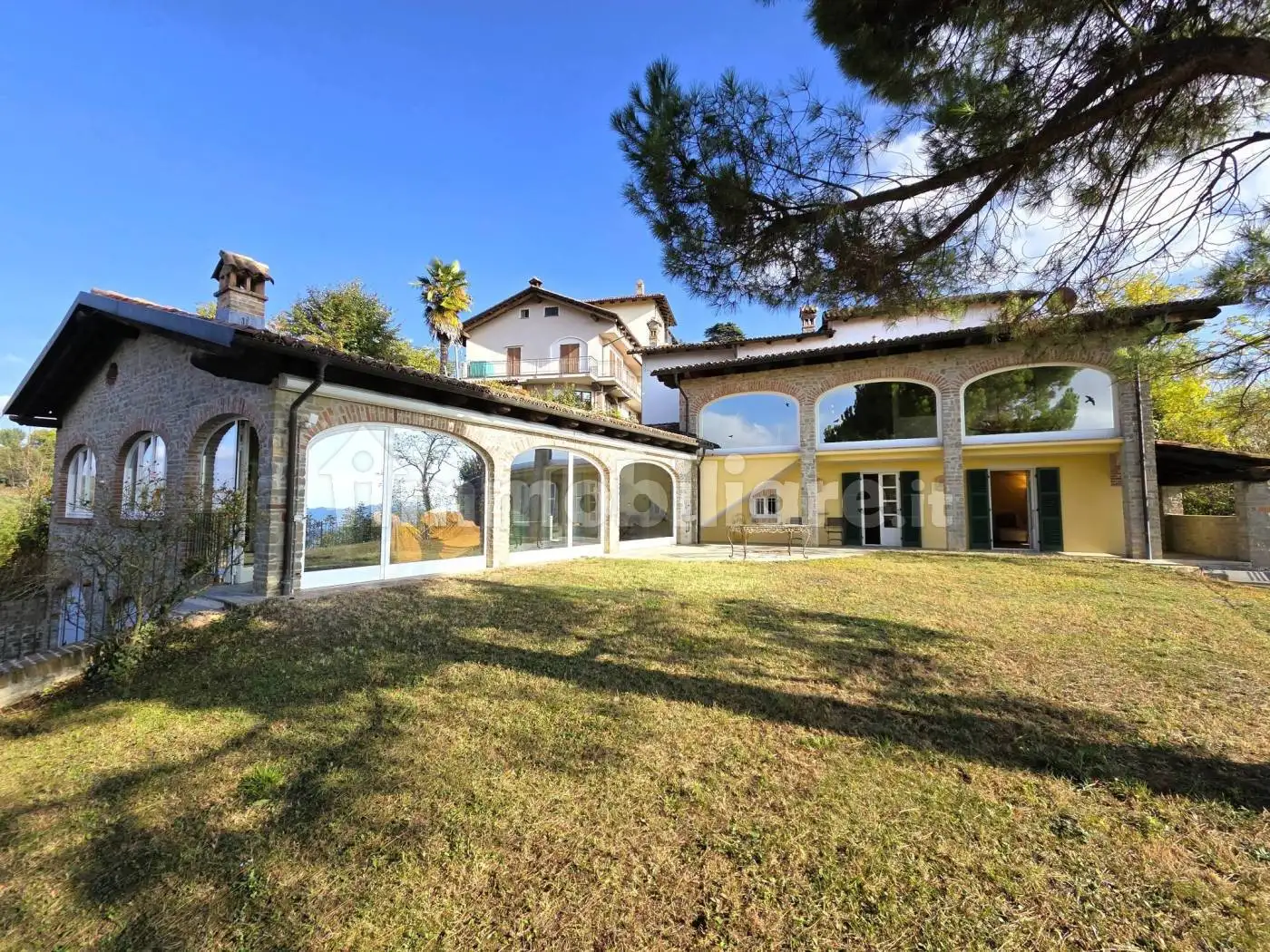 Villa in vendita a Monforte d'Alba