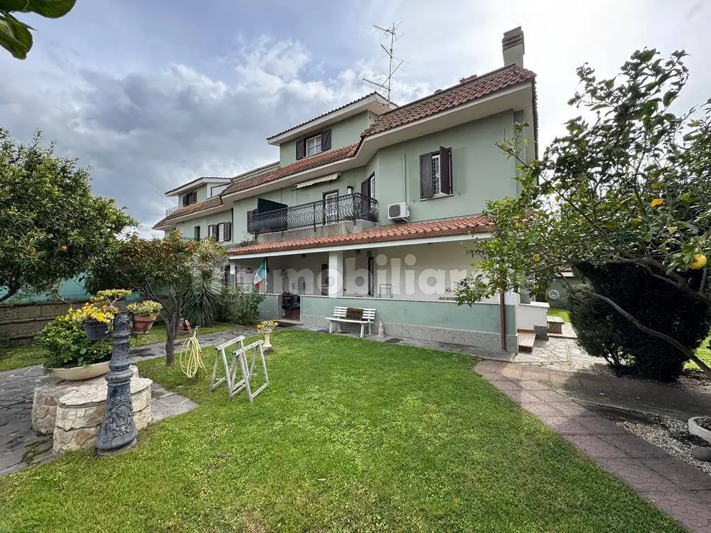Villa bifamiliare in vendita a Roma