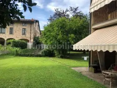 Villetta a schiera in asta a Ambivere