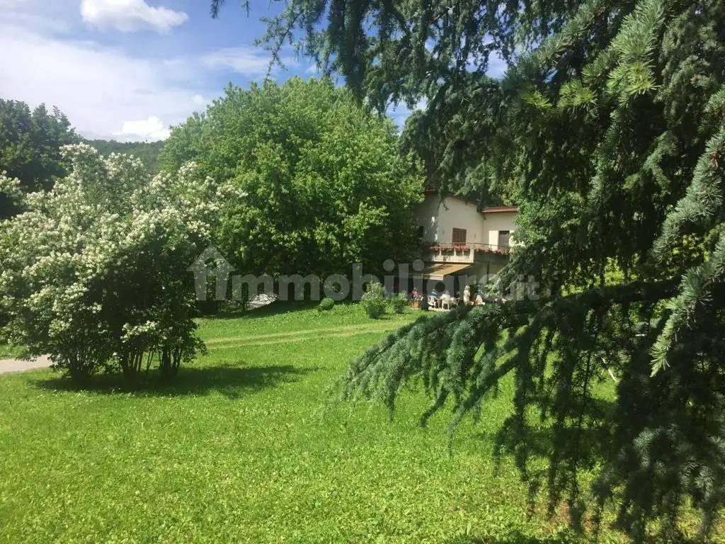 Villa in vendita a Longone al Segrino