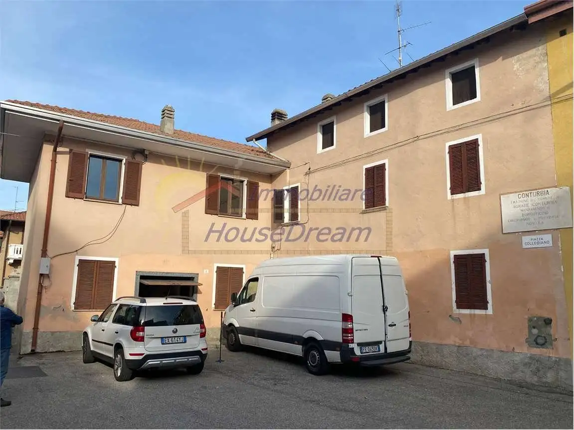 Casa indipendente in vendita a Agrate Conturbia