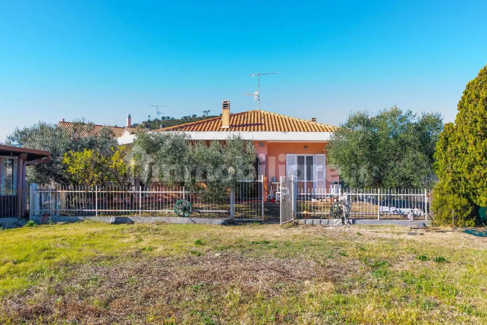 Villa in vendita a Cisano sul Neva