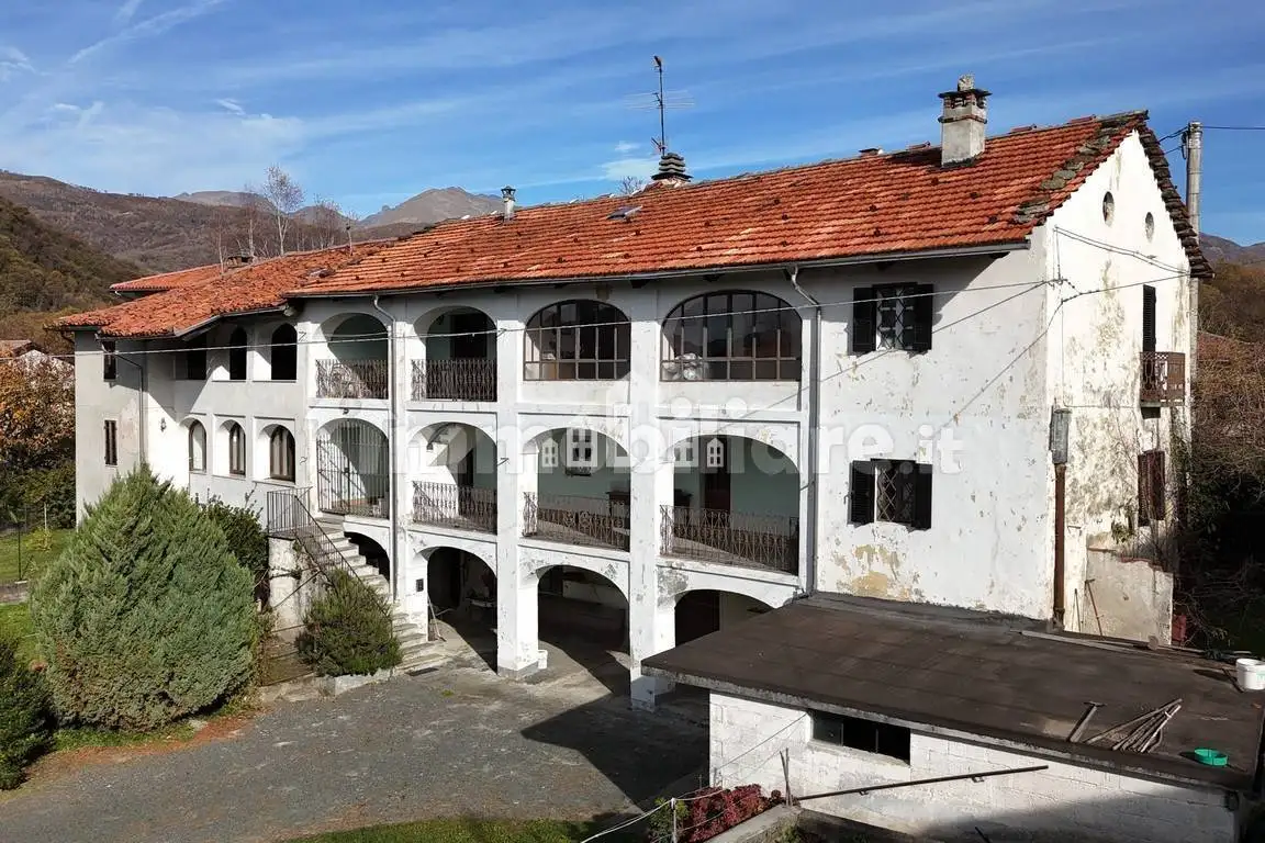 Casa indipendente in vendita a Val di Chy