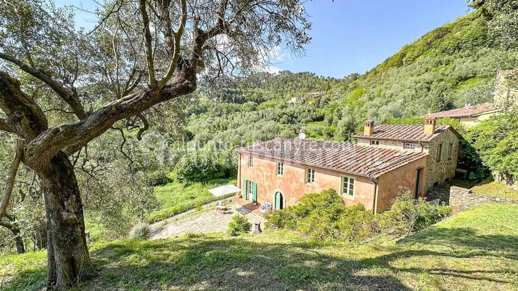 Rustico - Casale in vendita a Lucca