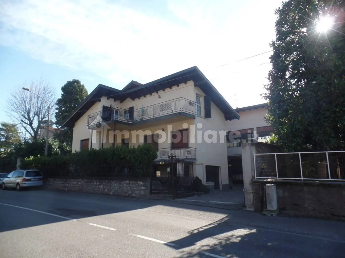 Villa in vendita a Carugo