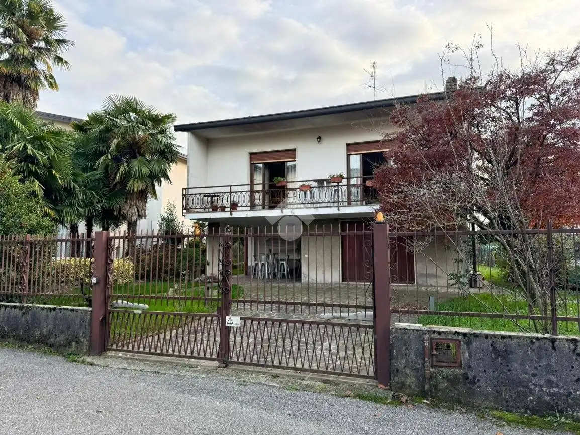 Villa in vendita a Lomagna