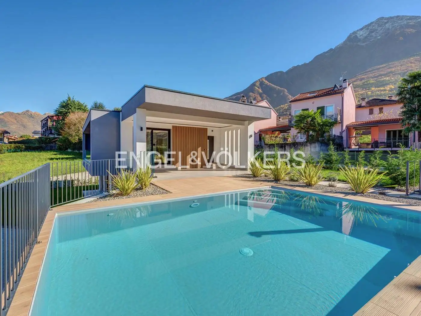 Villa in vendita a Colico